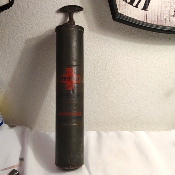 𝅺. Vintage Fire extinguisher - Picture 1 of 8